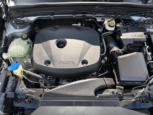 Used 2019 Volvo XC40 T5 Momentum image 13