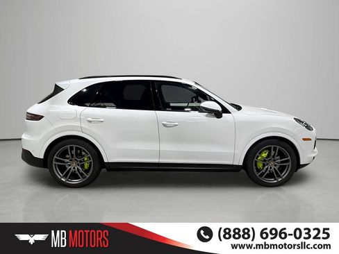 Used 2022 Porsche Cayenne Platinum Edition AWD/4WD image 4