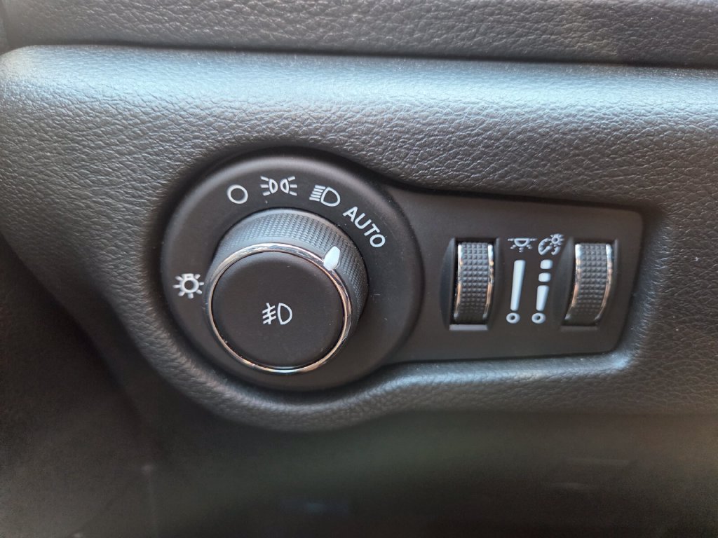 Used 2025 Chrysler Pacifica Limited FWD image 12