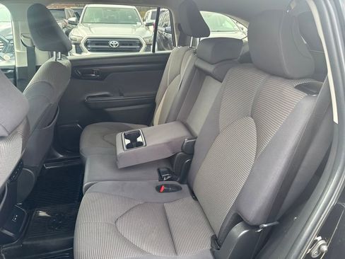 Used 2024 Toyota Highlander LE image 35