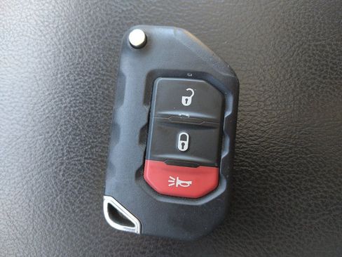 Used 2018 Jeep Wrangler Unlimited Sport S AWD/4WD image 32