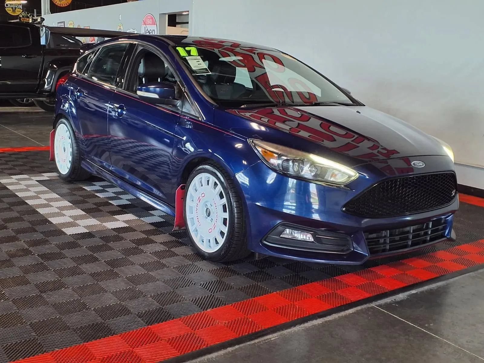 Used 2017 Ford Focus ST w/ Equipment Group 401A FWD image 2