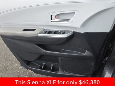 Used 2025 Toyota Sienna XLE image 35