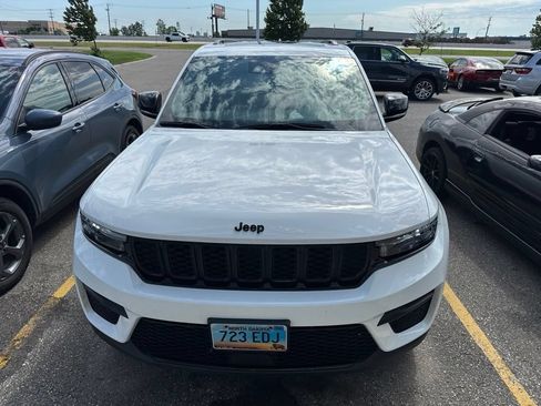 Used 2023 Jeep Grand Cherokee Altitude AWD/4WD image 8