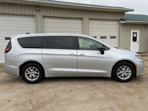 Used 2024 Chrysler Pacifica Touring-L FWD image 7