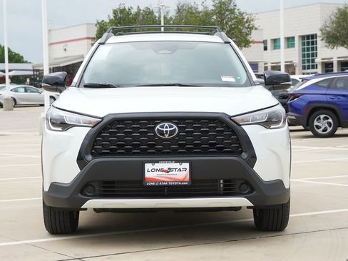 Used 2025 Toyota Corolla Cross LE FWD image 3