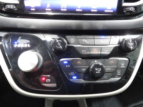Used 2022 Chrysler Pacifica Touring-L FWD image 20