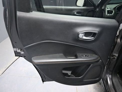Used 2018 Jeep Compass Latitude FWD image 31