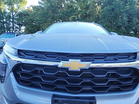Used 2024 Chevrolet Trax LT w/ Driver Confidence Package FWD image 11