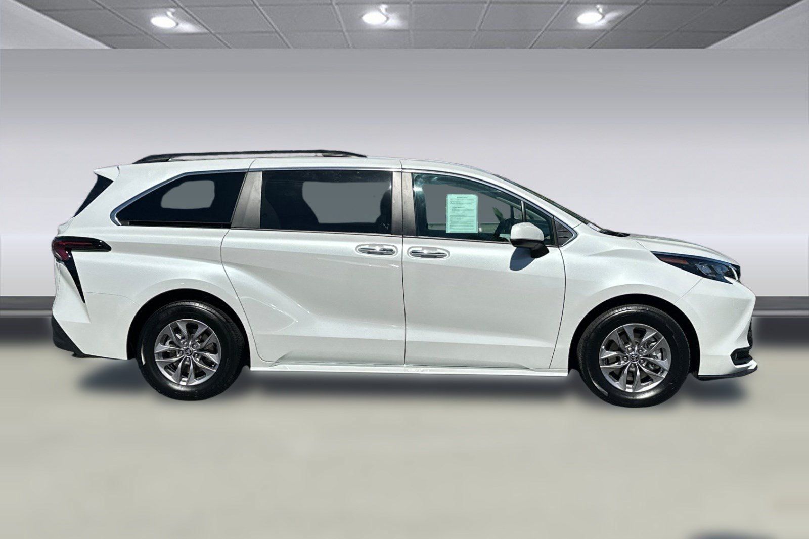 Used 2026 Toyota Sienna XLE FWD image 8