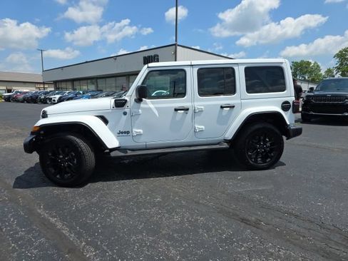 Used 2025 Jeep Wrangler Unlimited Sahara AWD/4WD image 3