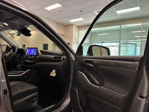 New 2026 Toyota Highlander Platinum image 28