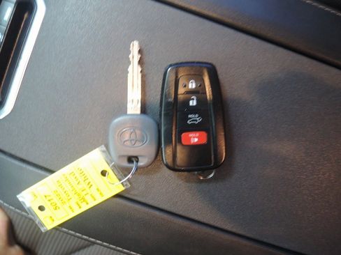 Used 2022 Toyota Highlander LE image 42