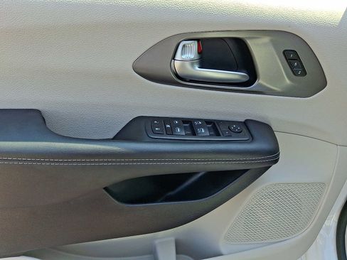 Certified 2023 Chrysler Pacifica Touring-L FWD image 16