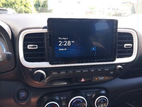 Used 2023 Hyundai Venue Limited FWD image 11