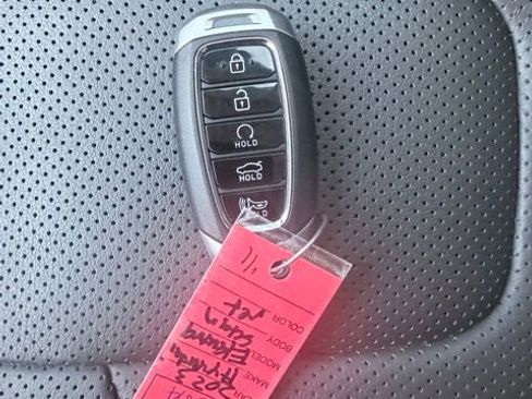 Used 2023 Hyundai Elantra Limited image 32
