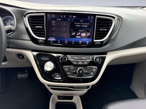 Used 2023 Chrysler Pacifica Touring-L FWD image 20
