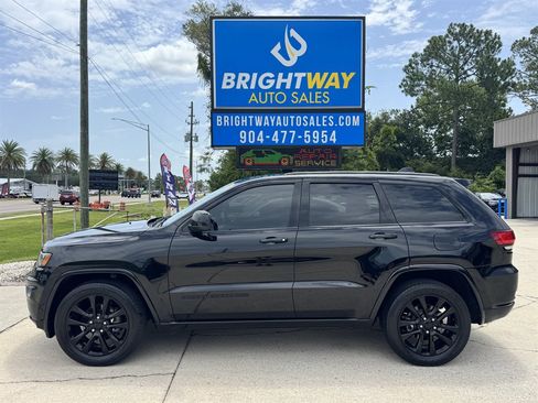 Used 2018 Jeep Grand Cherokee Altitude RWD image 2