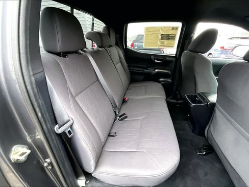 Used 2018 Toyota Tacoma TRD Off-Road w/ Technology Package image 18