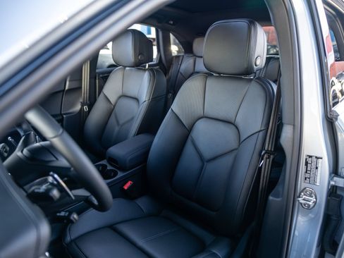 Certified 2026 Porsche Macan AWD/4WD image 4