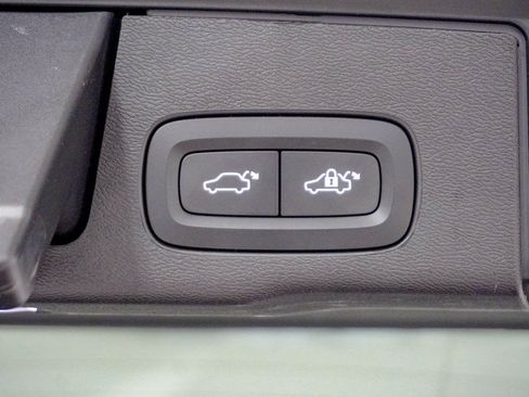 Used 2025 Volvo XC60 B5 Plus image 9