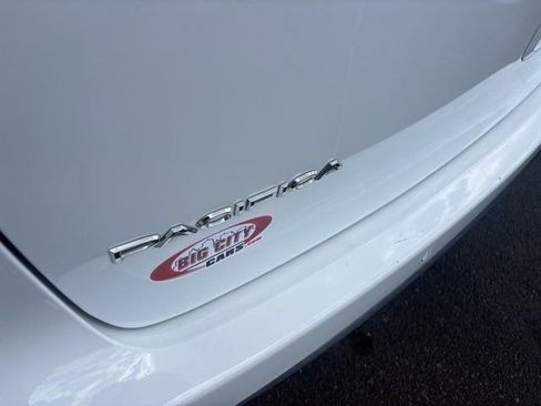 Used 2024 Chrysler Pacifica Touring-L FWD image 45