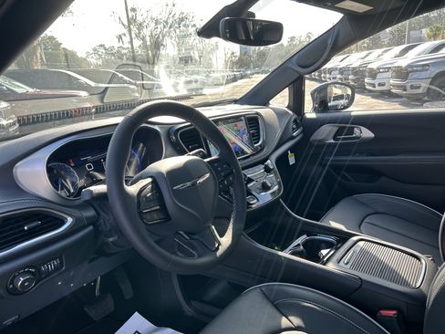New 2026 Chrysler Pacifica Limited image 16