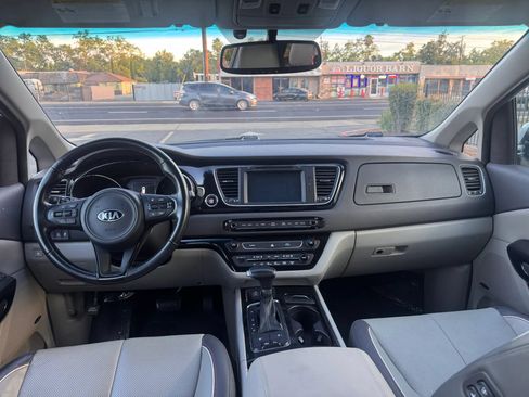 Used 2018 Kia Sedona SX FWD image 19