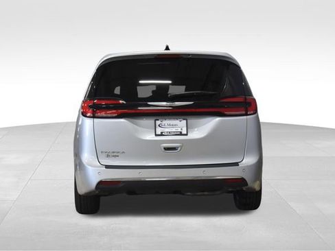 Used 2024 Chrysler Pacifica Touring-L image 8