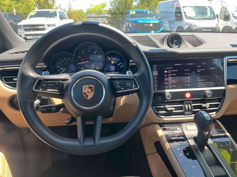 Used 2024 Porsche Macan AWD/4WD image 28