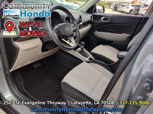 Used 2023 Hyundai Venue SEL FWD image 2