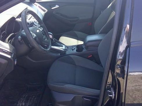 Used 2013 Ford Focus SE w/ SE Winter Pkg image 5