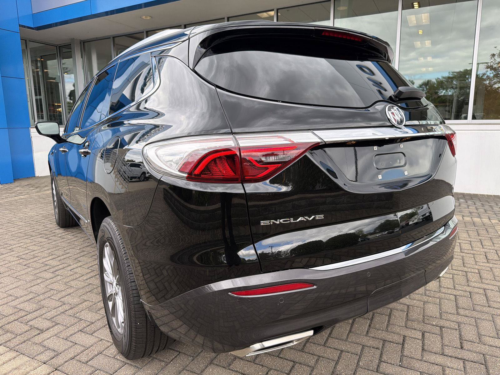 Used 2023 Buick Enclave Essence FWD image 3
