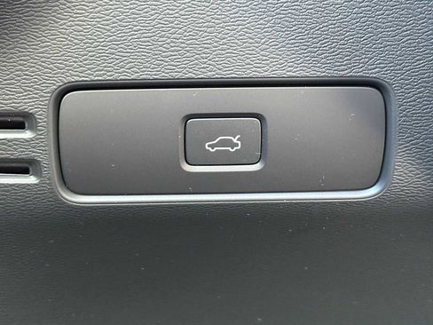 Certified 2023 Volvo XC40 Recharge Ultimate AWD/4WD image 32