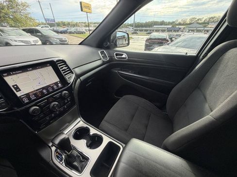 Used 2020 Jeep Grand Cherokee Laredo w/ 18" Wheel & 8.4" Radio Group AWD/4WD image 17