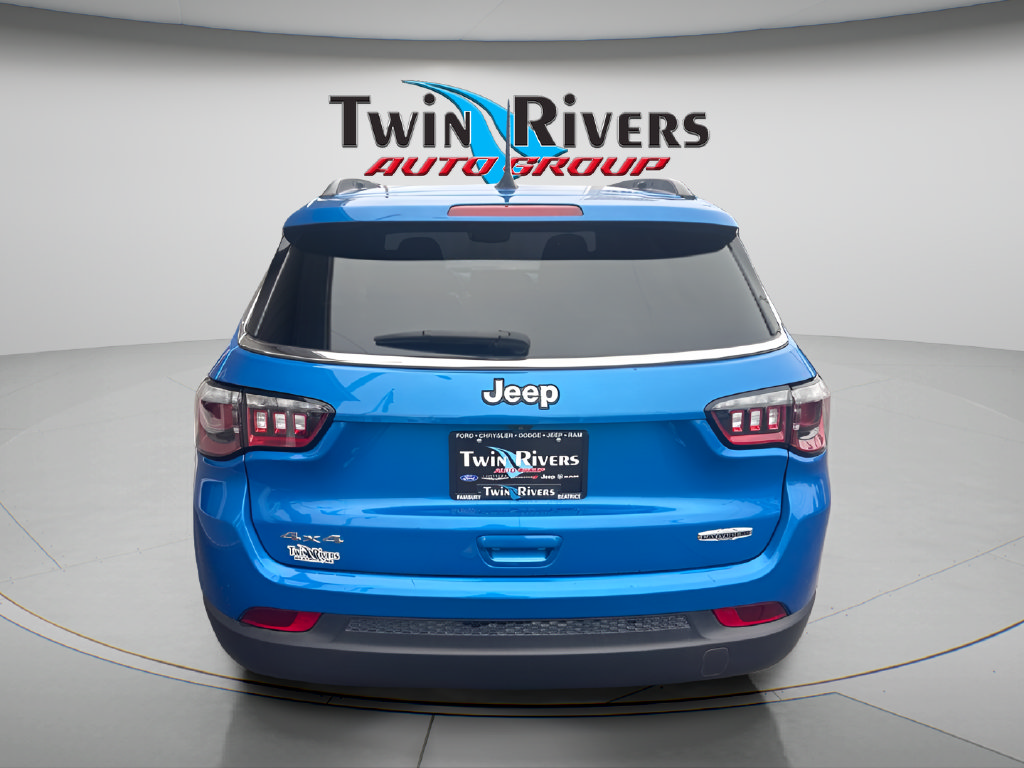 Used 2024 Jeep Compass Latitude w/ Sun and Sound Group AWD/4WD image 3