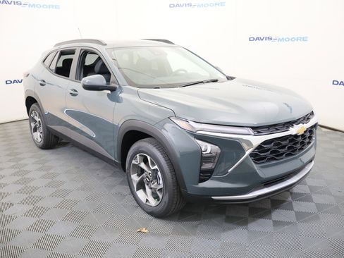 New 2026 Chevrolet Trax LT w/ Driver Confidence Package FWD image 3