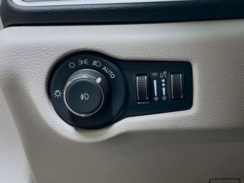Used 2024 Chrysler Pacifica Touring-L FWD image 10