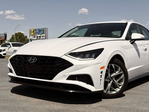 Used 2023 Hyundai Sonata SEL w/ Preferred Accessory Package FWD image 2