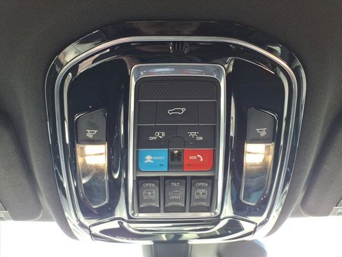 Used 2022 Jeep Grand Cherokee Summit w/ Advanced Protech Group IV image 17