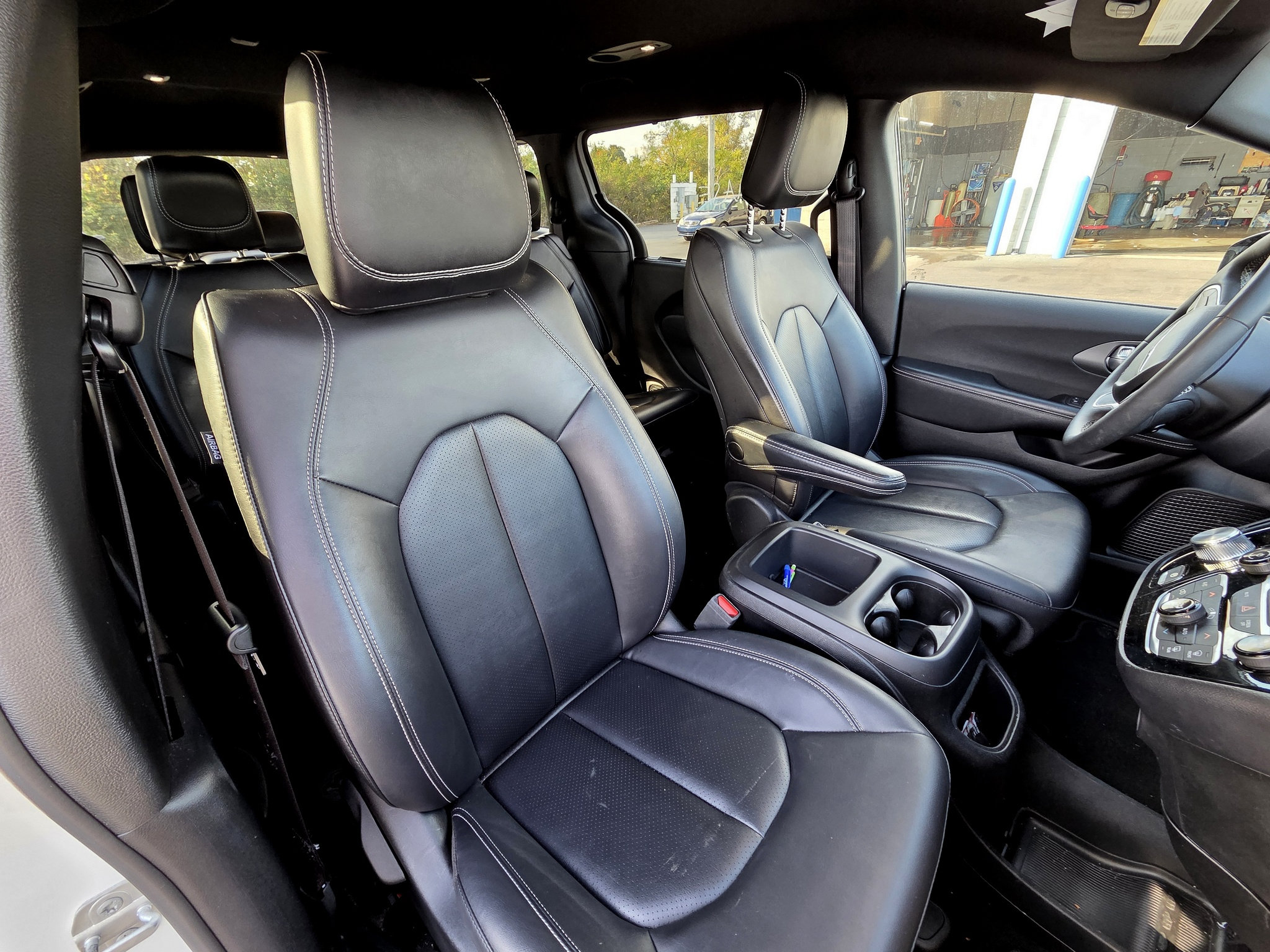 Used 2025 Chrysler Pacifica Select FWD image 5