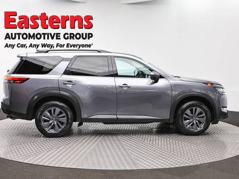 Used 2022 Nissan Pathfinder SV AWD/4WD image 4