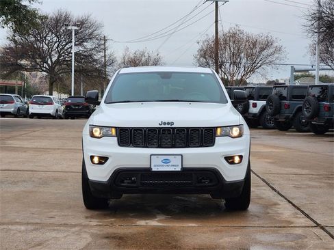 Used 2019 Jeep Grand Cherokee Laredo image 2