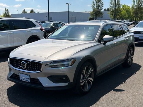Used 2025 Volvo V60 B5 Cross Country Plus AWD/4WD image 4