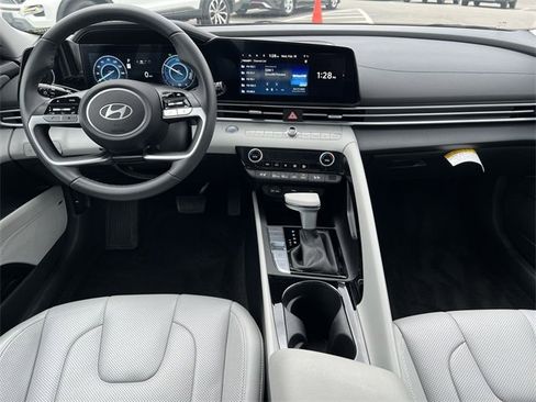Used 2025 Hyundai Elantra Limited image 10