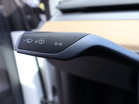 Used 2021 Tesla Model Y Long Range image 41