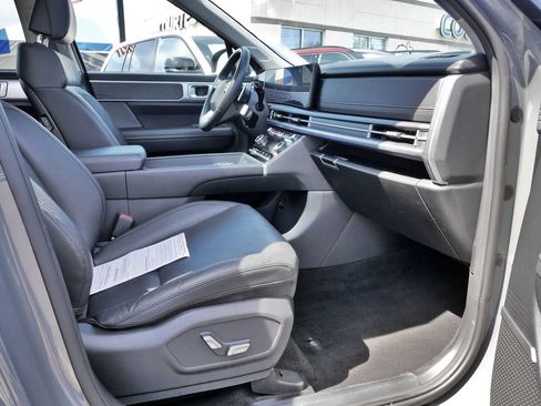 Used 2025 Hyundai Santa Fe Limited FWD image 9