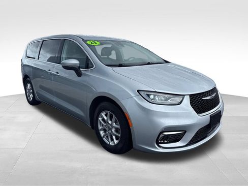 Used 2023 Chrysler Pacifica Touring-L FWD image 8