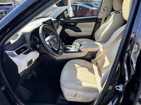 Used 2024 Toyota Highlander XLE image 14