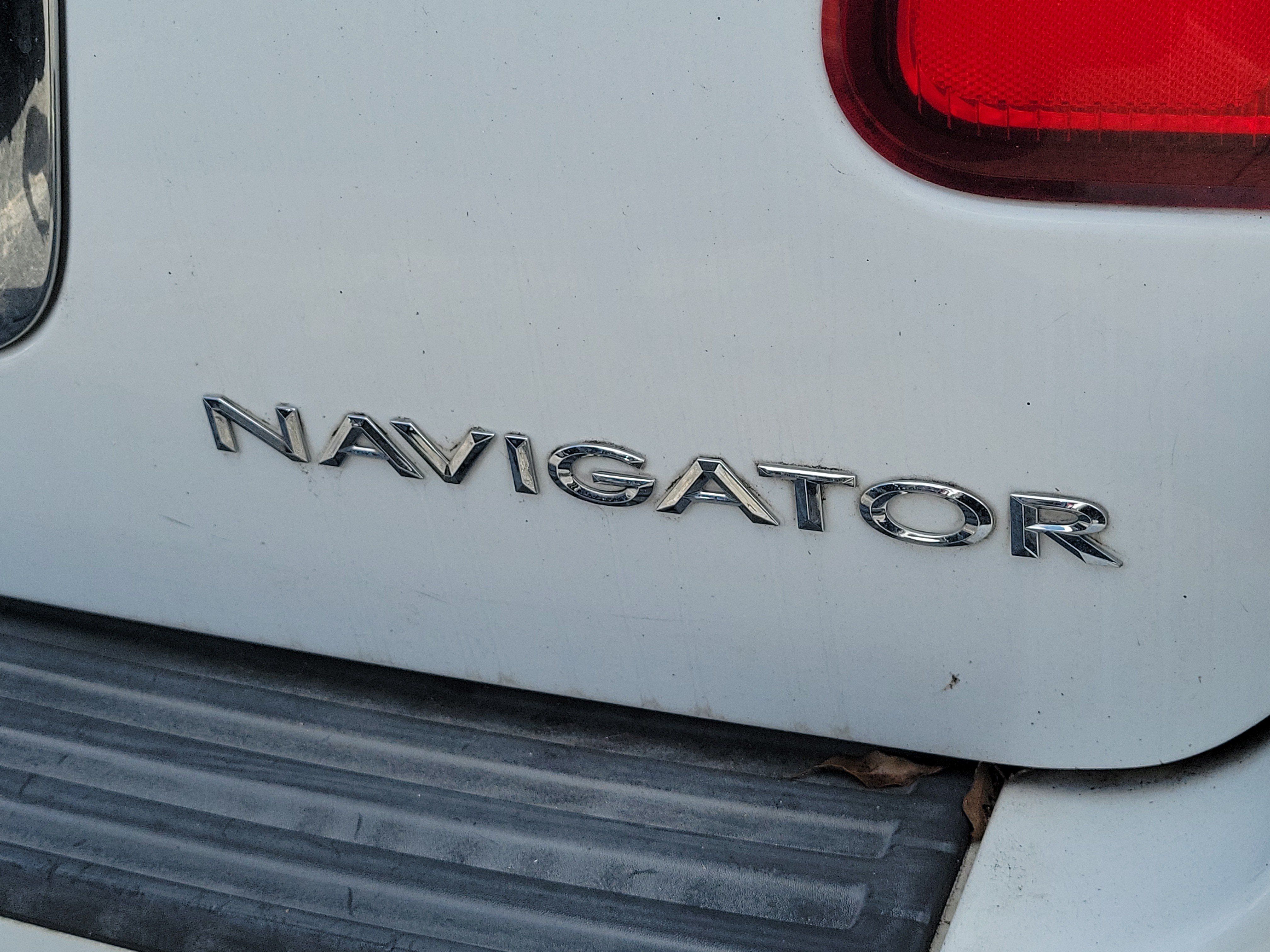 Used 2004 Lincoln Navigator Luxury RWD image 9